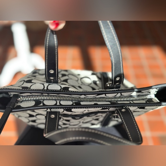 Coach Hamptons Signature Bag - Pre Owned. - Picture 8 of 8